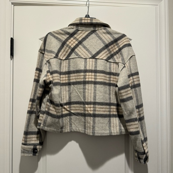 26 International NWT Cropped Grey Shacket - Picture 4 of 4